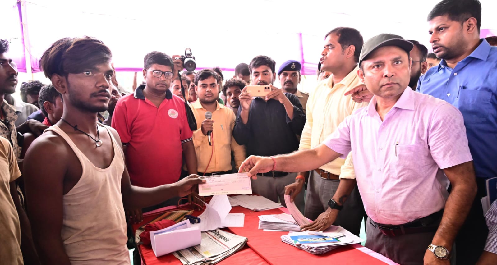 नाविकों को मिला परिचालन व्यय का चेक, अवैध वसूली पर होगी गिरफ्तारी: डीएम नवल किशोर चौधरी