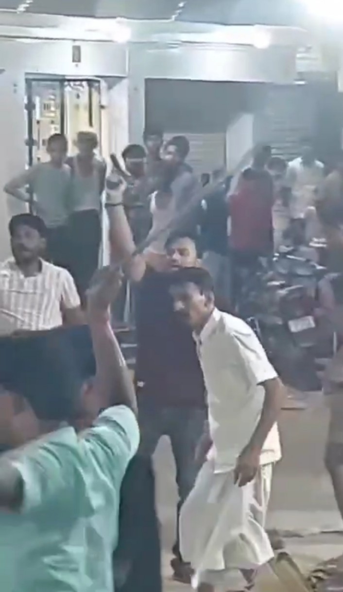 दुकान खाली कराने के विवाद में बवाल, दो पक्षों में पथराव और हवाई फायरिंगसोशल मीडिया पर वायरल हुआ मारपीट और फायरिंग का वीडियो