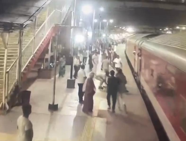 RPF की तत्परता से टला बड़ा हादसा, चलती ट्रेन से उतर रही महिला यात्री की बची जान