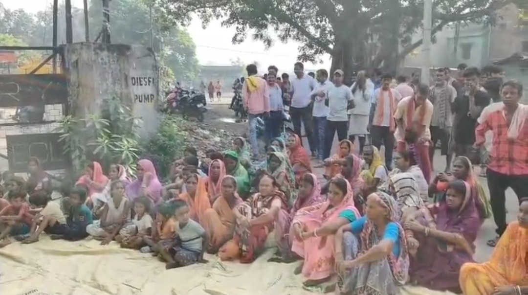 आठ दिनों से अंधेरे में गांव, नाराज ग्रामीणों ने कापासारा ओसीपी का पेट्रोल-डीजल पंप कराया बंद
