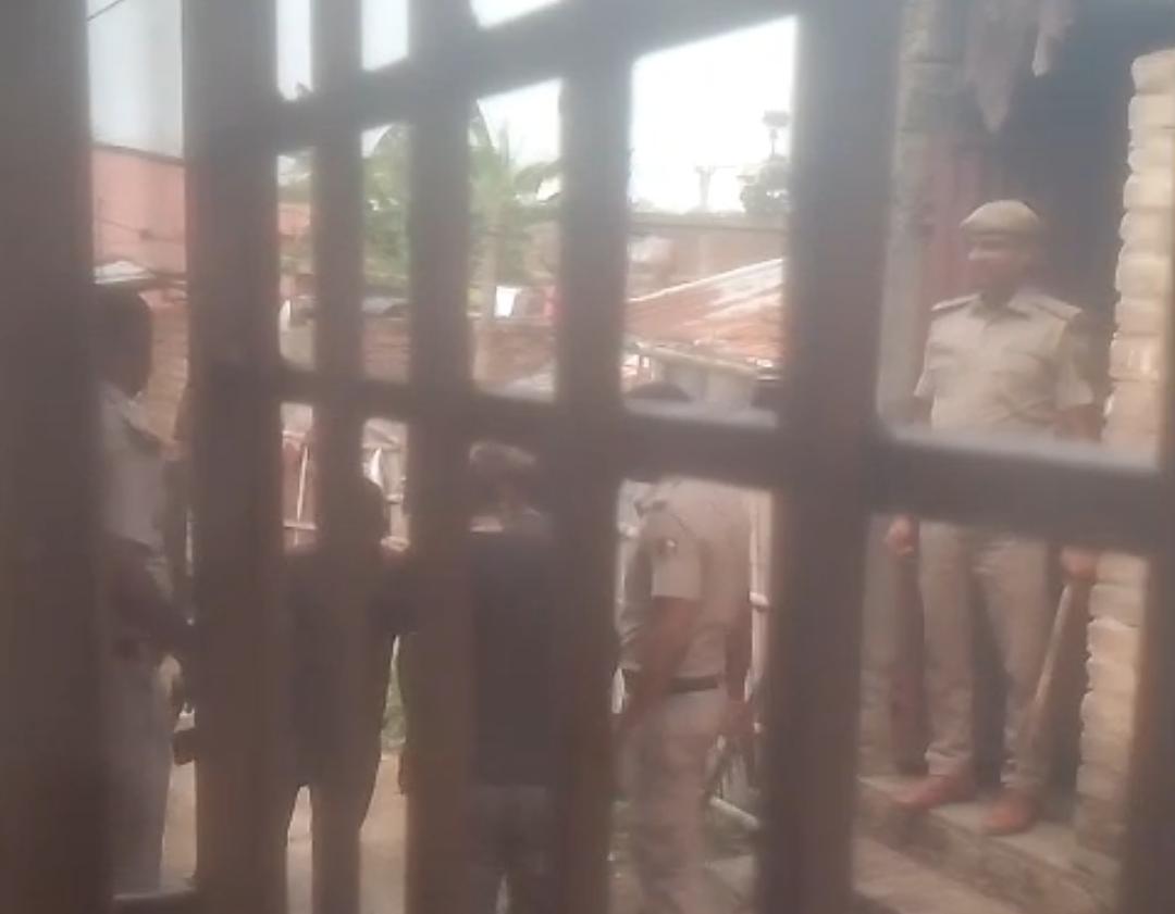 गांजा बरामदगी के दौरान हंगामा, पुलिस की गिरफ्त से आरोपी को छुड़ाकर ले भागे परिजन