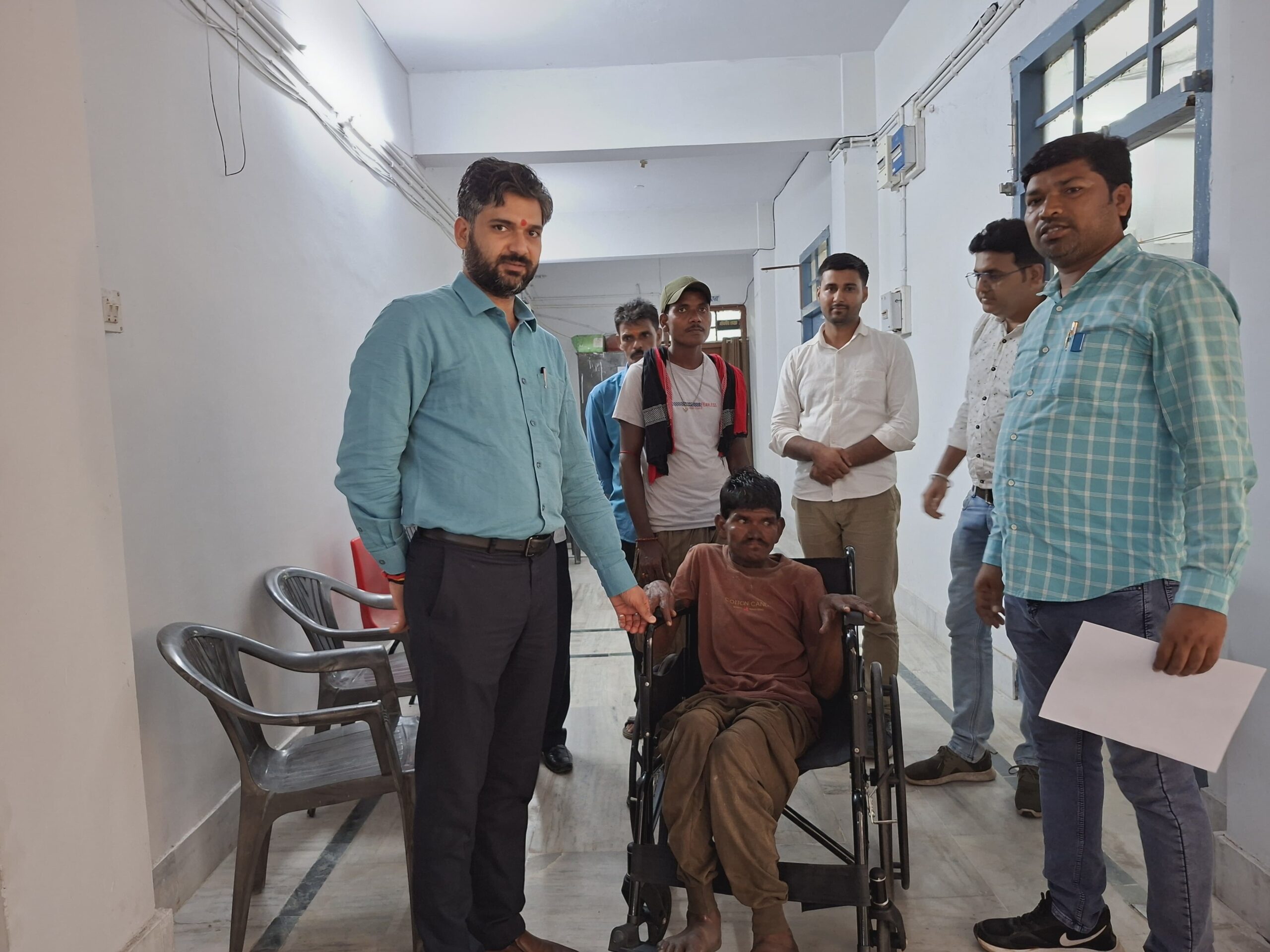 जनता दरबार में दिव्यांग युवक को मिली बड़ी राहत, ऑन स्पॉट बना आधार कार्ड, डीसी ने भेंट की व्हील चेयर