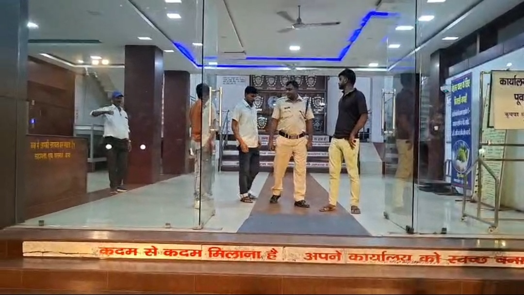 रेलवे में नौकरी दिलाने के नाम पर ठगी का खेल बेनकाब, खुद को DRM कार्यालय का कर्मचारी बताने वाला युवक गिरफ्तार