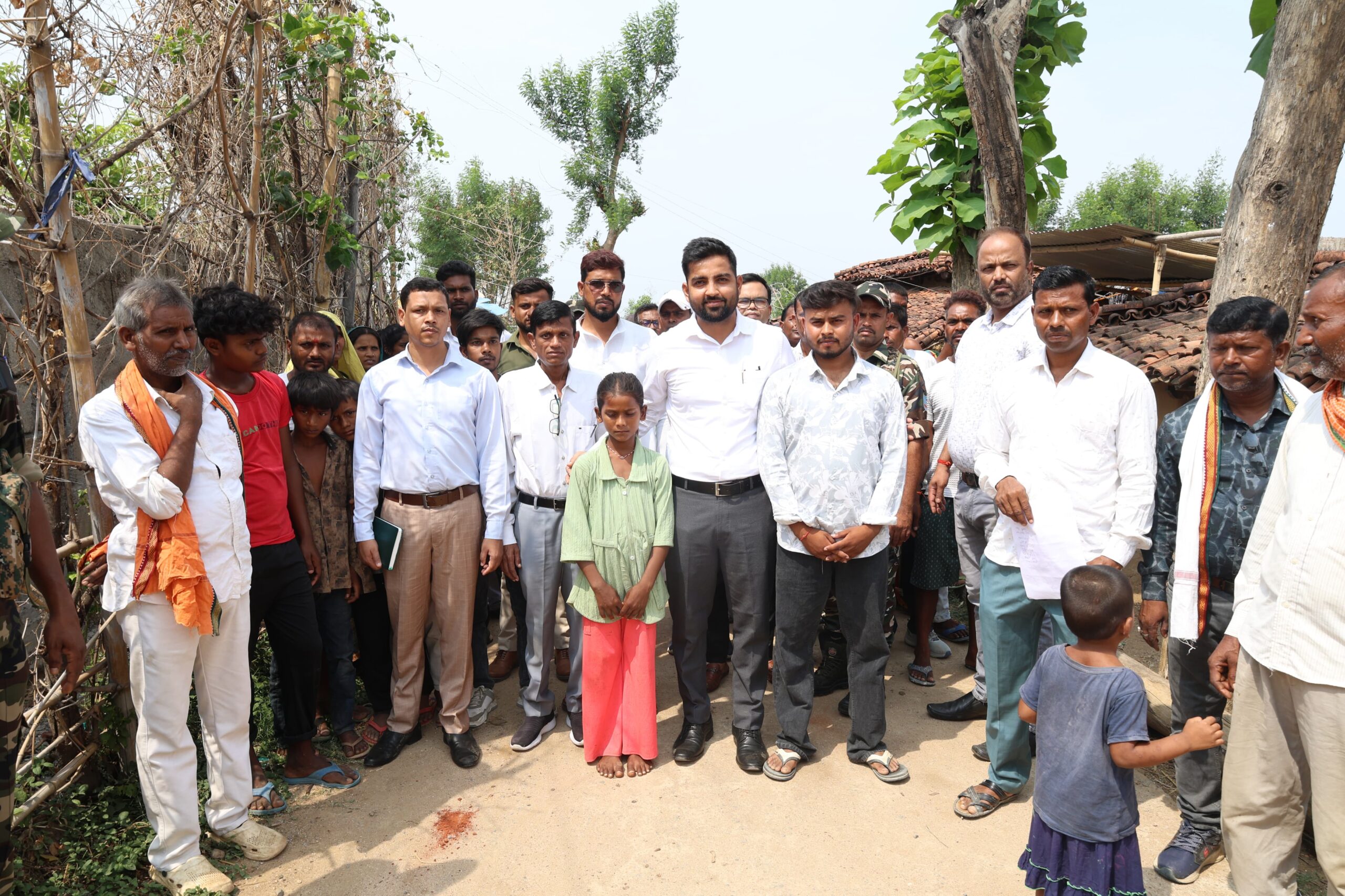 पलामू में उपायुक्त ने वायरल वीडियो पर लिया संज्ञान, दिव्यांग दंपति को दी आवास योजना की सौगात, आंगनबाड़ी केंद्र का किया उद्घाटन