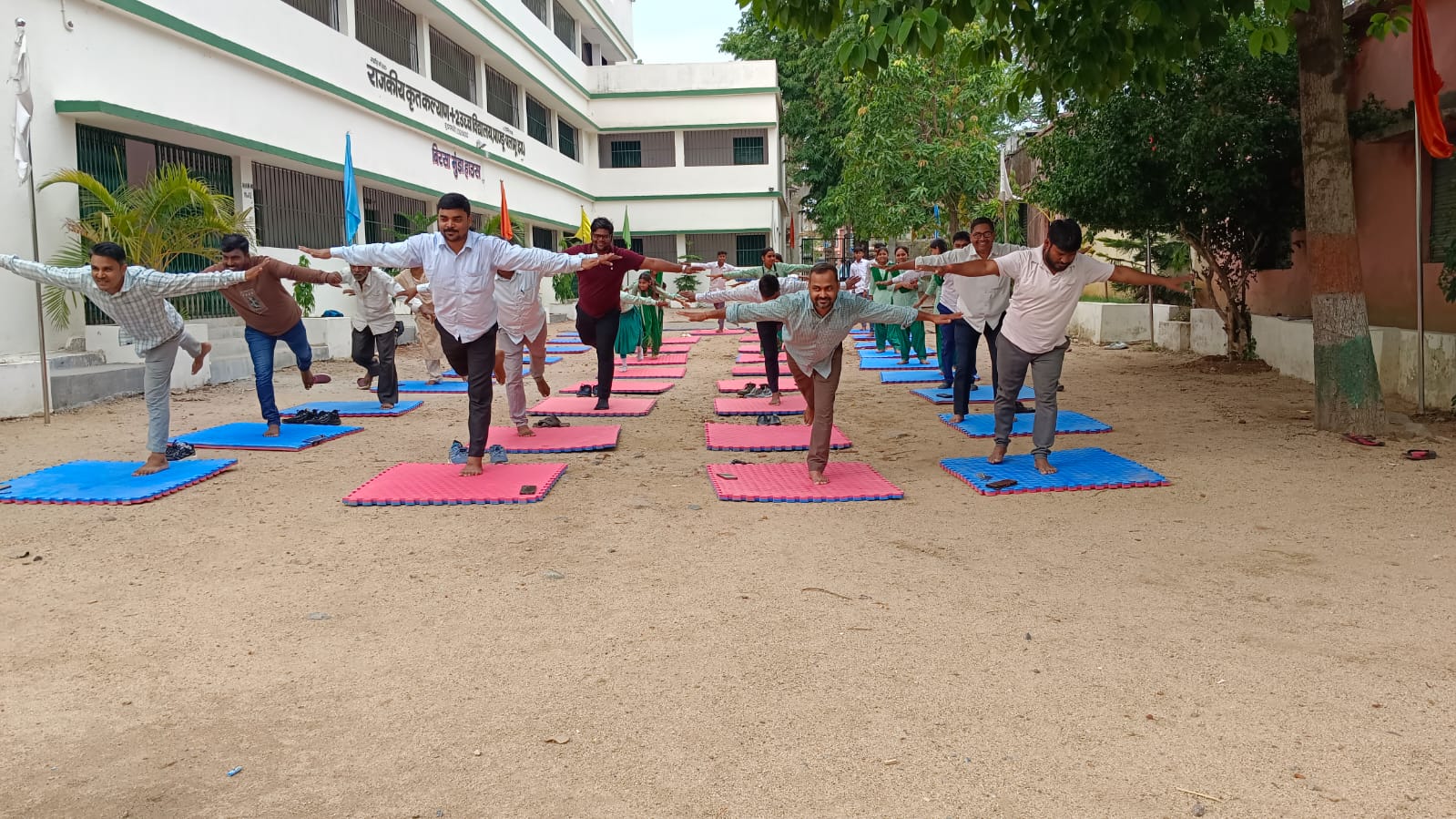 पलामू के पांडू स्थित राजकीय कृत +2 कल्याण उच्च विद्यालय में अंतरराष्ट्रीय योग दिवस पर हुआ भव्य योगाभ्यास कार्यक्रम