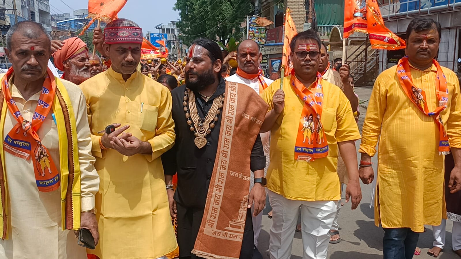 भगवान परशुराम के जयकारों से गूंजा ओबरा, भव्य कलश यात्रा के साथ शुरू हुआ त्रिदिवसीय प्राण प्रतिष्ठा महोत्सव