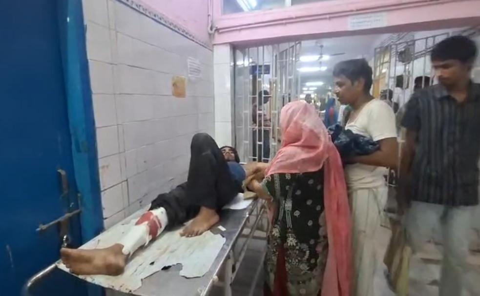 मामूली विवाद ने लिया हिंसक रूप, आंख में मिर्ची पाउडर डाल युवक पर लाठी-पाइप से हमला; गंभीर हालत में अस्पताल में भर्ती
