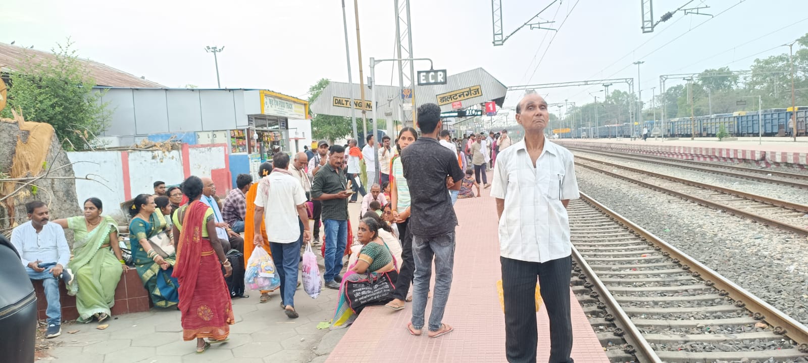 एनआई कार्य के नाम पर यात्री ट्रेनों का परिचालन ठप, लोगों में भारी आक्रोश डाल्टनगंज तक पैसेंजर ट्रेन चलाने की उठी मांग, बाजार और कारोबार पर भी पड़ा असर