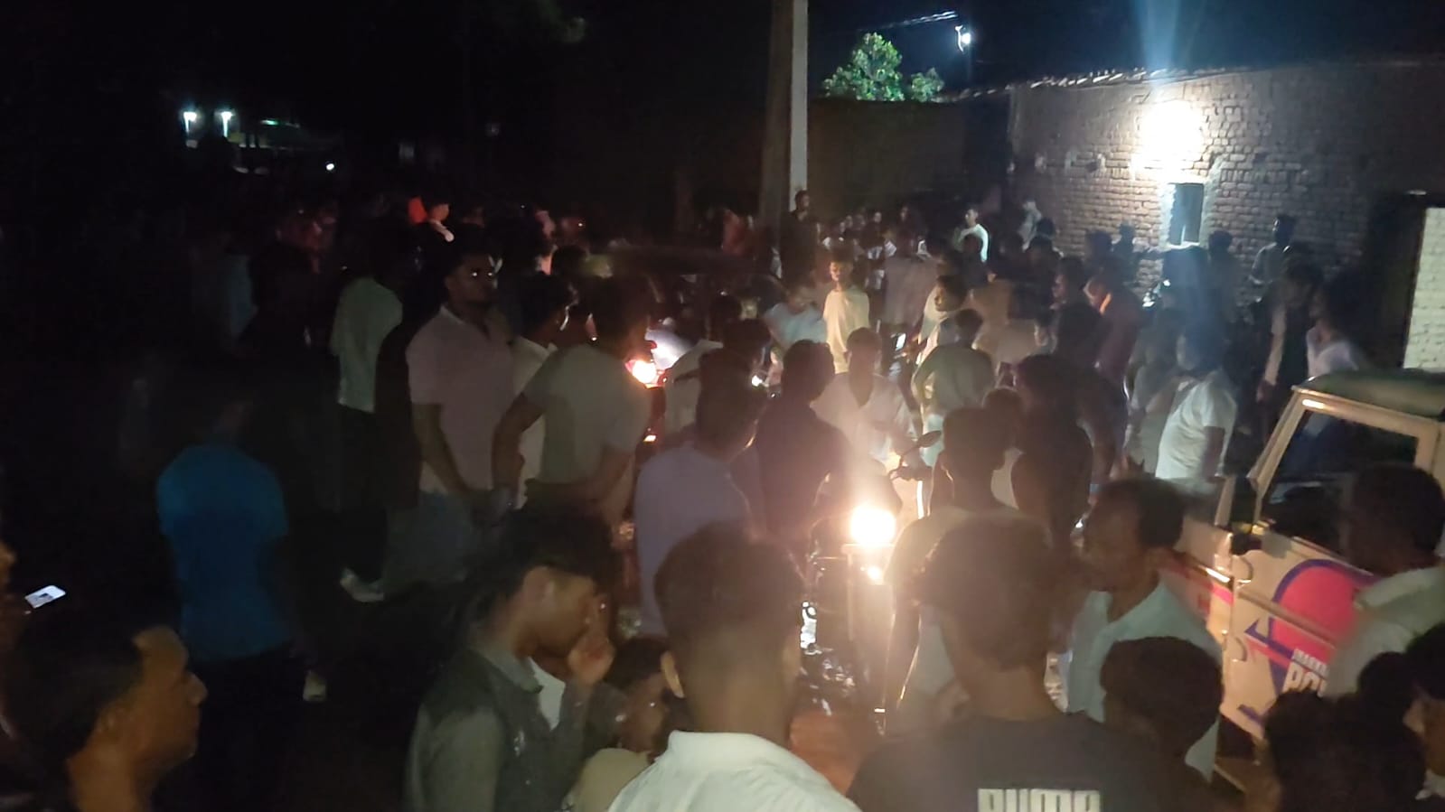 जामताड़ा में युवक के माथे पर तानी पिस्तौल, बीच सड़क पर मारपीट कर फरार हुए चार बदमाश
