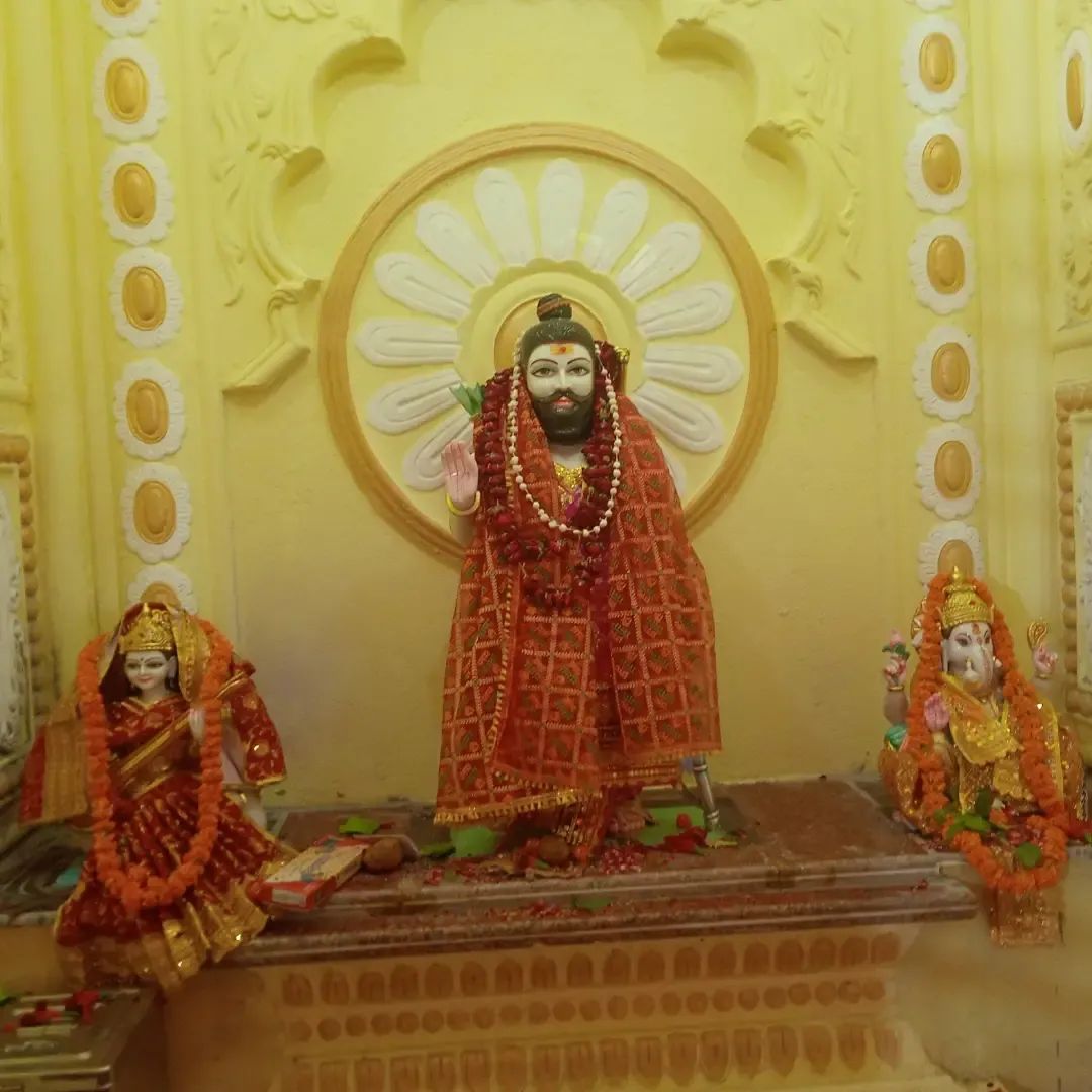 भगवान परशुराम, गणेश और मां शारदा की दिव्य मूर्तियों की प्राण प्रतिष्ठा संपन्न, जयघोष से गूंजा ओबरा