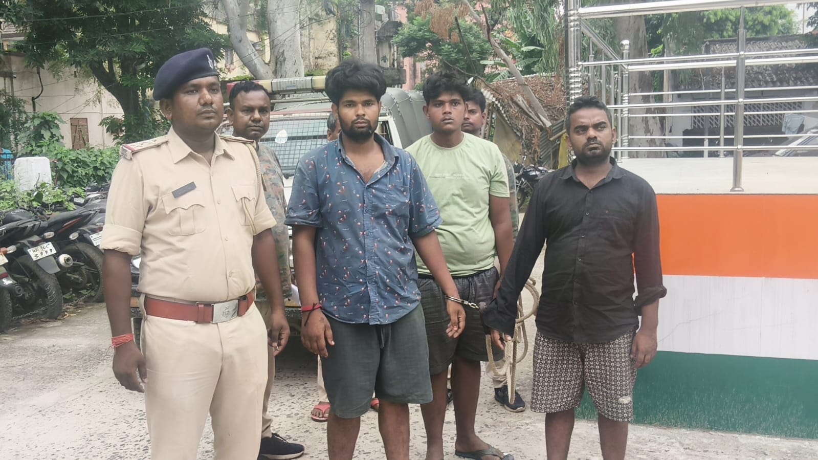 सहरसा पुलिस को बड़ी सफलता, लूटकांड का खुलासा; पांच आरोपी गिरफ्तार, लूटी गई बाइक व मोबाइल बरामद