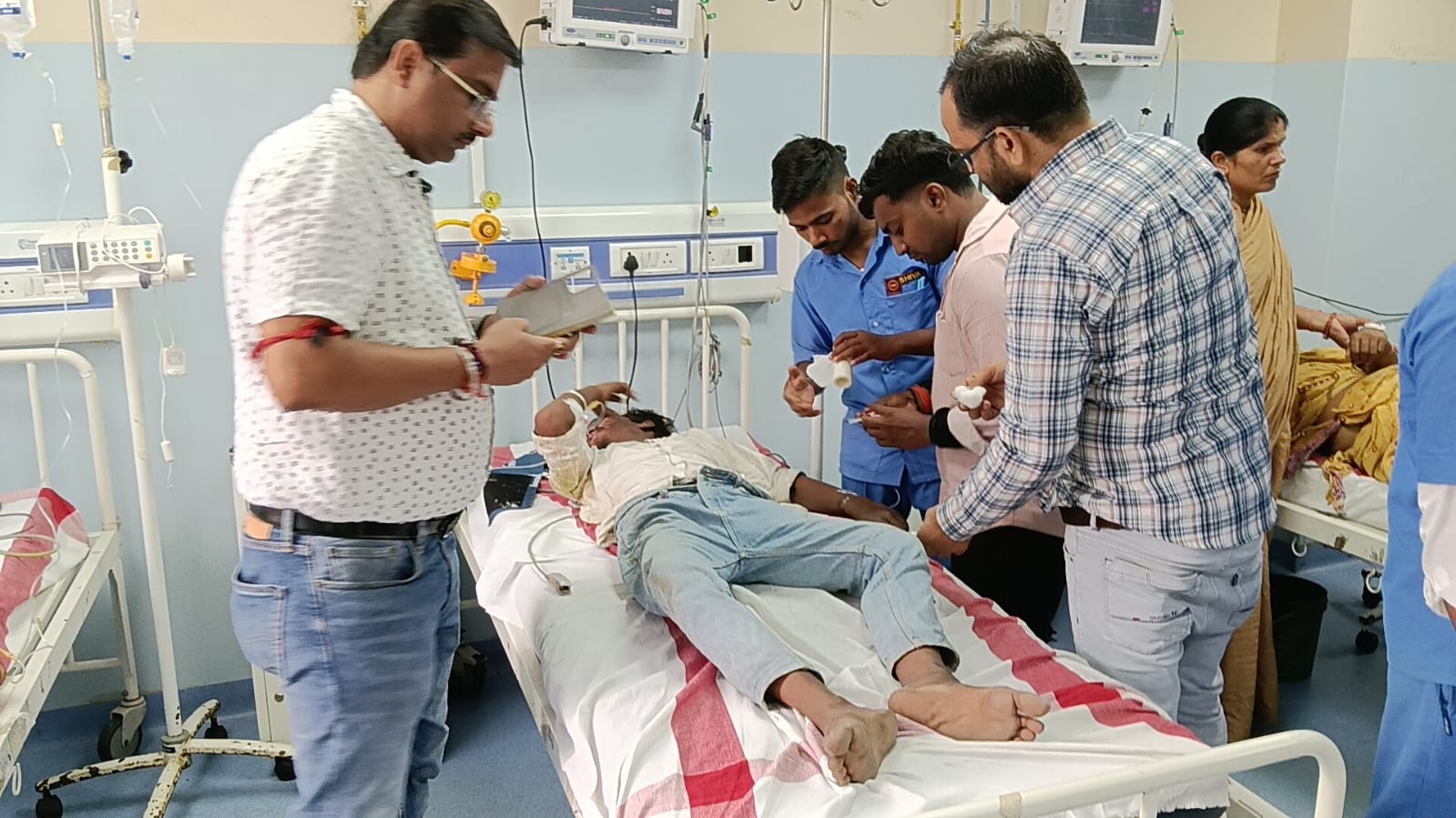 मानवता की मिसाल: सांसद कौशलेन्द्र कुमार ने सड़क हादसे में घायल दो युवकों की बचाई जान, खुद पहुंचाया अस्पताल