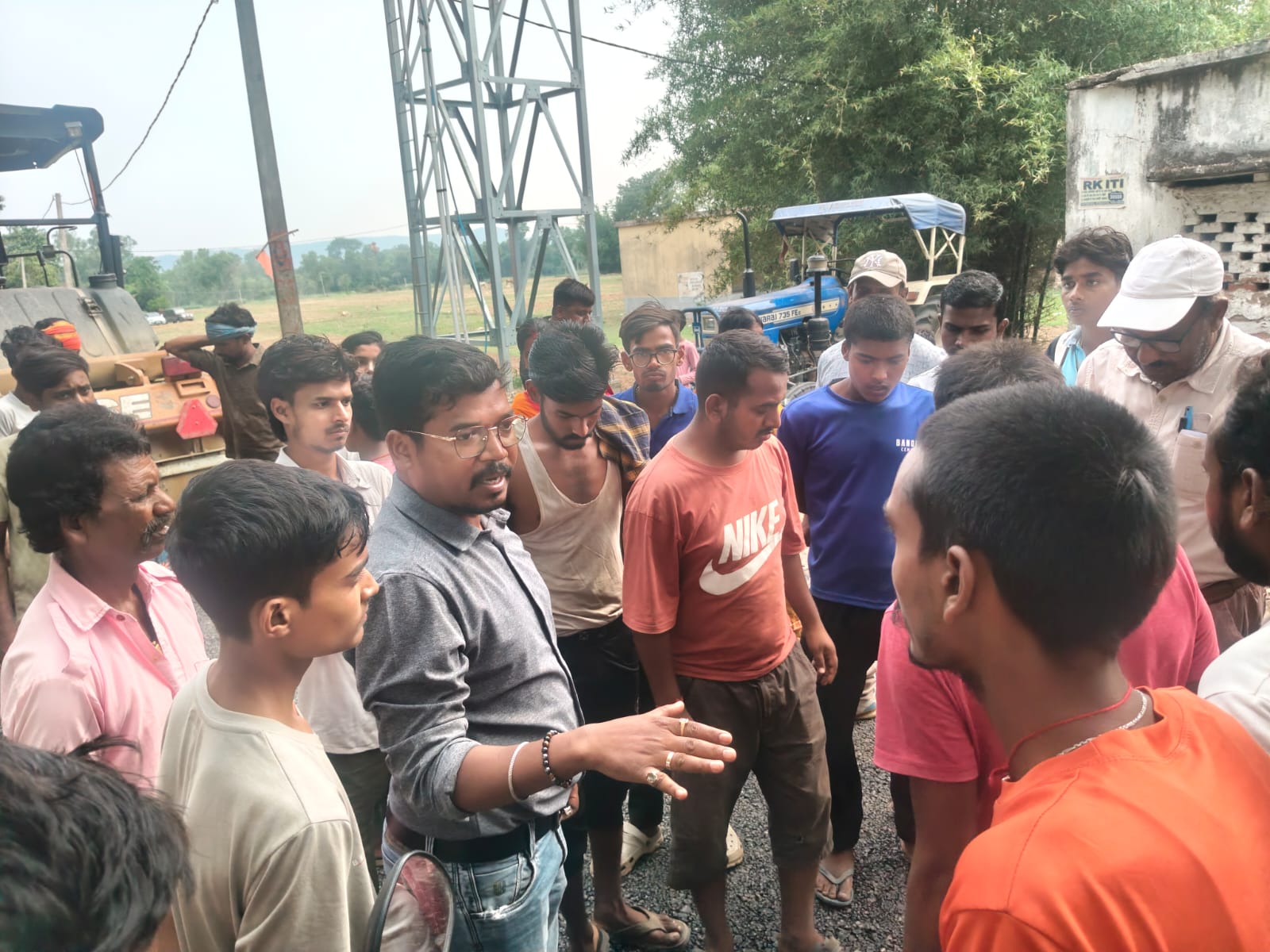 गर्री खुर्द–बरियातू सड़क निर्माण में अनियमितता का आरोप, ग्रामीणों ने JE को बुलाकर दिखाई हकीकत
