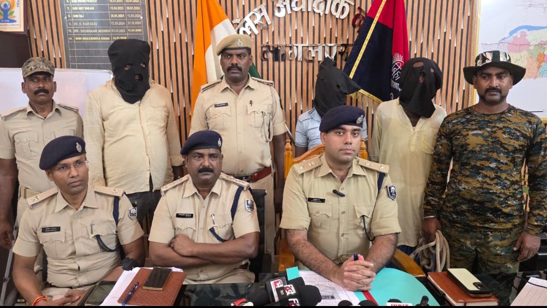 नाथनगर के शंकरपुर दियारा से हथियारों का जखीरा बरामद, तीन अपराधी गिरफ्तार; बड़ी वारदात की थी तैयारी