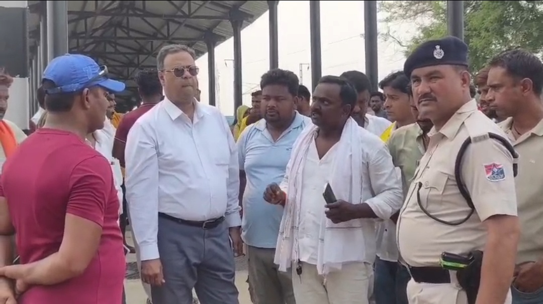 धनबाद के बोआकला अंडरपास में जलभराव पर खबर का असर, निरीक्षण के लिए पहुंचे डीआरएम अखिलेश मिश्रा