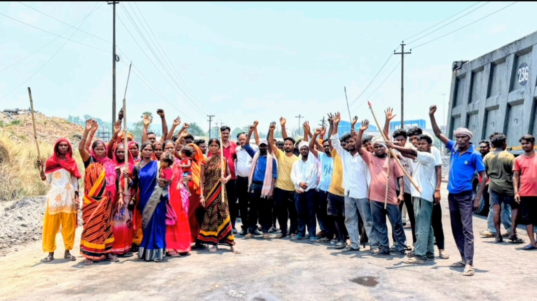 उरीमारी सैनिक कार्तिक माइनिंग कंपनी में विस्थापित मजदूरों का हंगामा, विभिन्न मांगों को लेकर कराया काम बंद