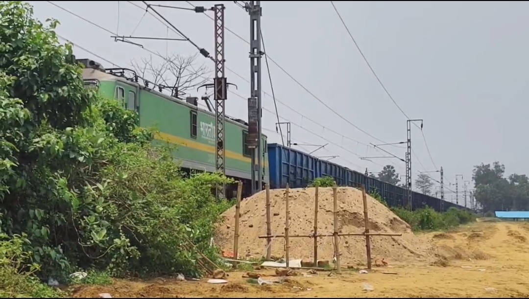 रेल लाइन के बेहद करीब मिट्टी कटाई से बढ़ा खतरा, कतरी नदी पुल निर्माण में सुरक्षा पर उठे गंभीर सवाल