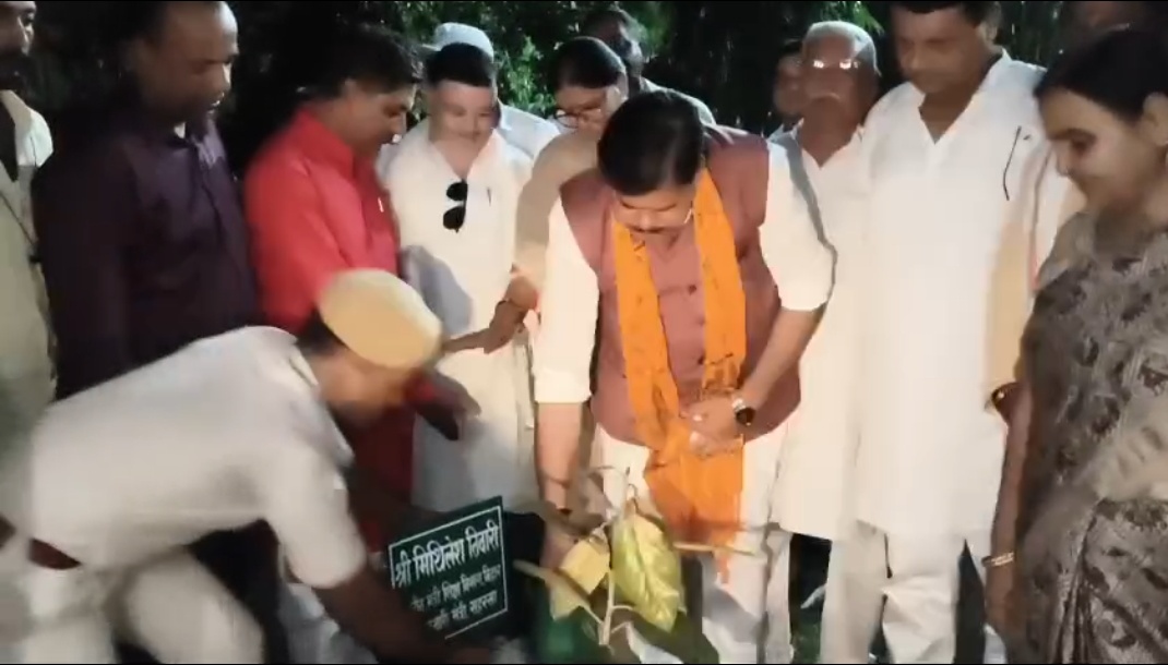 ‘एक पेड़ माँ के नाम’ अभियान की शुरुआत, प्रभारी मंत्री ने लगाया बरगद का पौधा