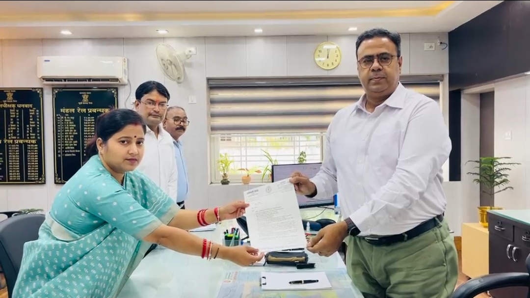 रेलवे सुविधाओं और झरिया के विकास को लेकर विधायक रागिनी सिंह ने डीआरएम से की मुलाकात, सौंपा मांग पत्र