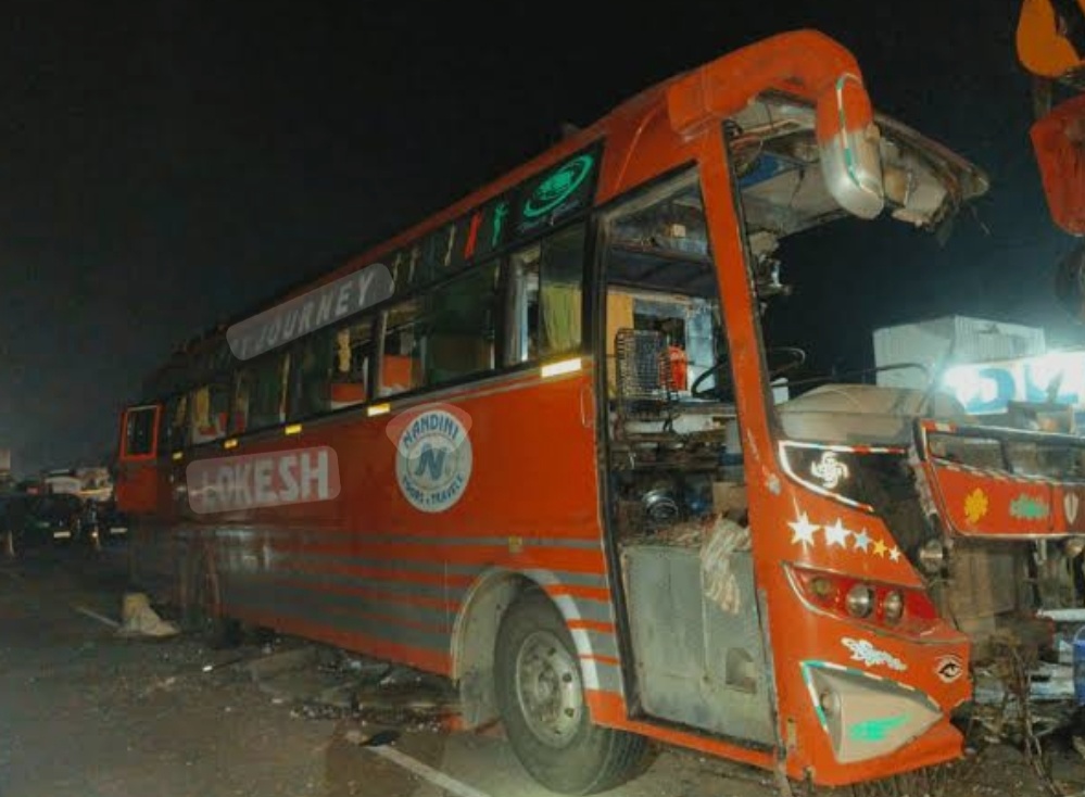 औरंगाबाद में दर्दनाक सड़क हादसा: बोधगया से काशी जा रही बस ट्रक से टकराई, 3 श्रद्धालुओं की मौत, 20 घायल