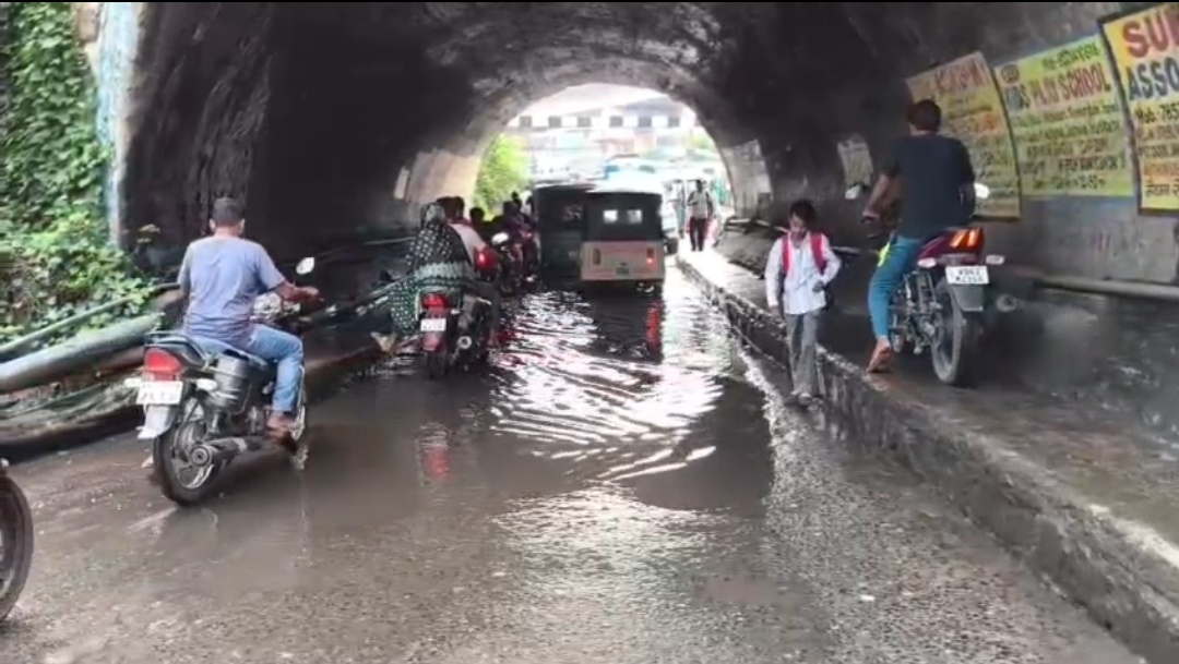 बारिश में डूबा कुमारधुबी रेल अंडरपास, राहगीरों और वाहन चालकों की बढ़ी मुसीबत