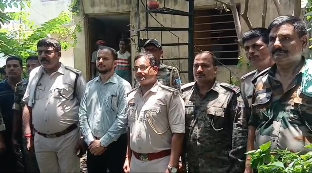 धनबाद कुंदन रवानी हत्याकांड में बड़ी कार्रवाई, फरार आरोपियों के घर पुलिस ने की कुर्की-जब्ती