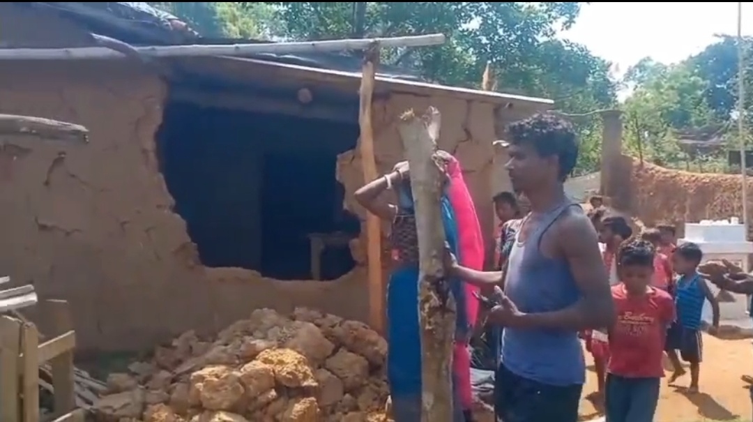 टुंडी में हाथियों का आतंक बरकरार, दो घर तोड़े, अनाज खा गए जंगली हाथी; 15 दिनों से पहाड़ में डेरा डाले है 35 हाथियों का झुंड