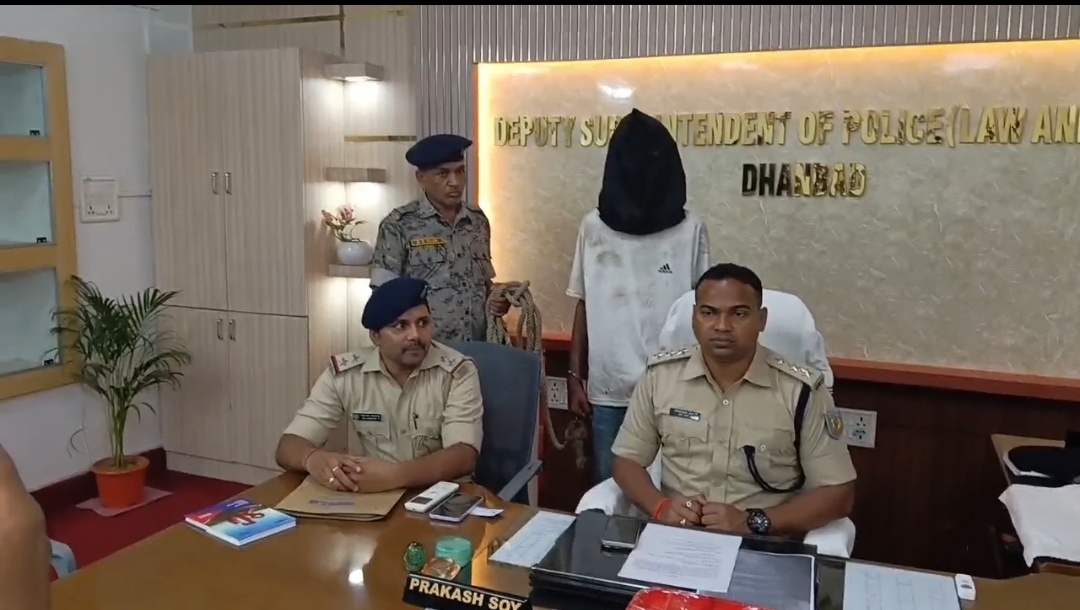 महिला का पर्स छीनकर भाग रहे दो झपटमार गिरफ्तार, सरायढेला पुलिस ने पीछा कर दबोचा