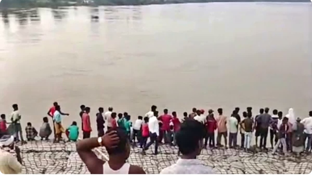 दरभंगा में बड़ा हादसा: कोसी नदी में नाव पलटी, तीन महिला किसान लापता, SDRF चला रही सर्च ऑपरेशन