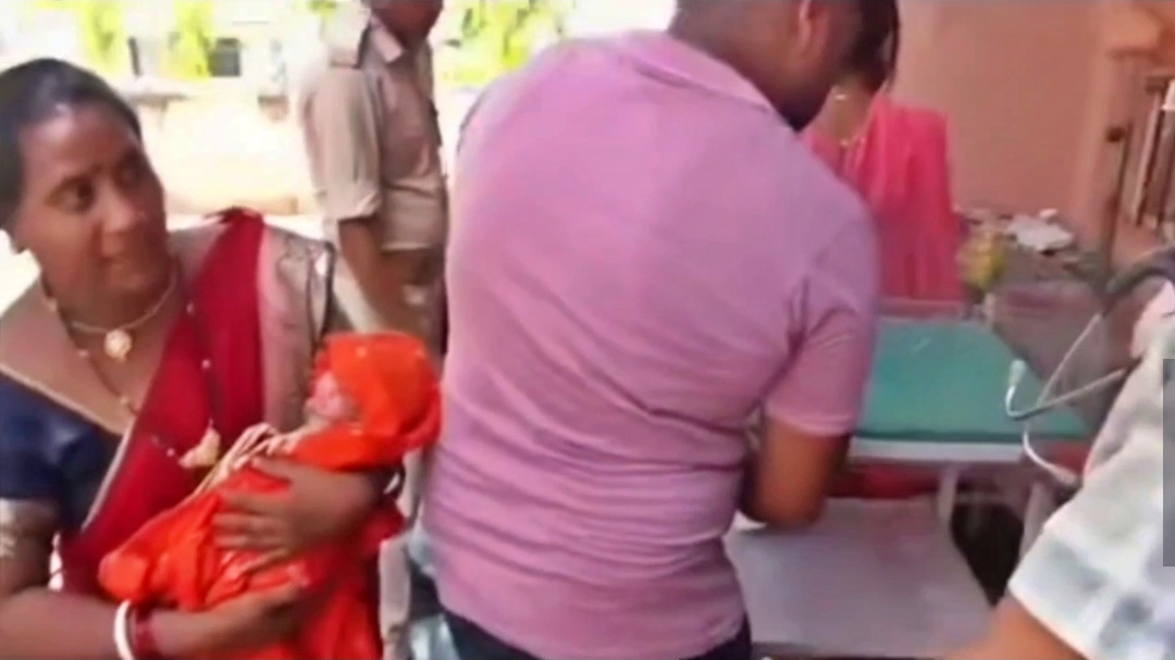 सरकारी सिस्टम की शर्मनाक तस्वीर! खुले आसमान के नीचे चलने लगा न्यूबॉर्न वार्ड