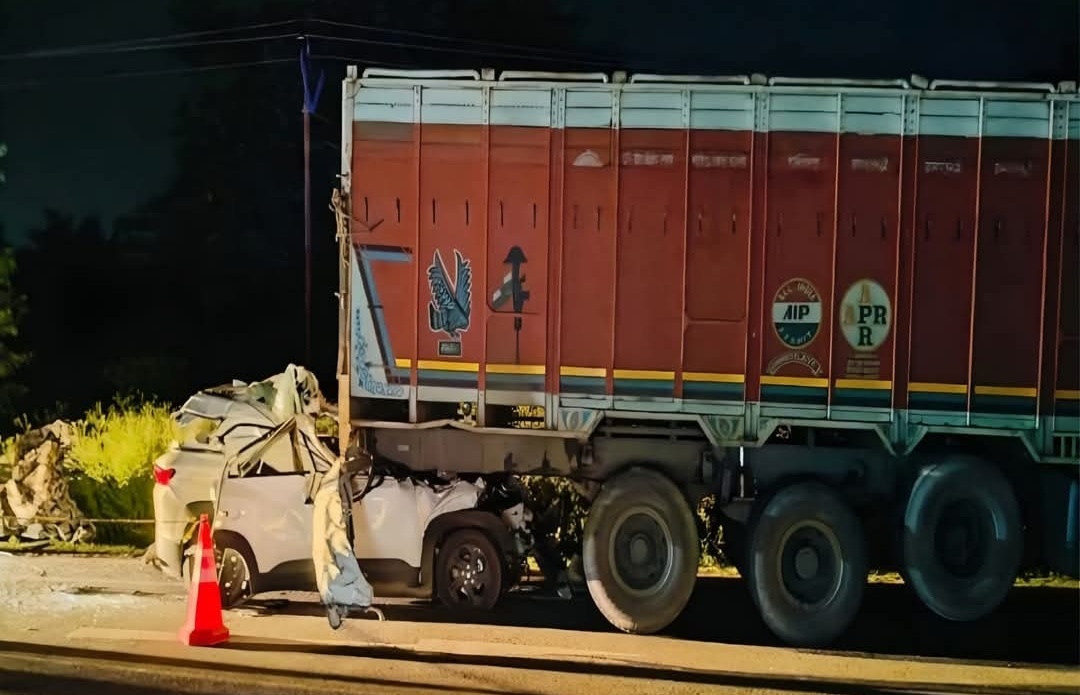 पटना से लौट रहे तीन थाना प्रभारी समेत चार की दर्दनाक मौत, NH-31 पर ट्रक से भिड़ी तेज रफ्तार कार