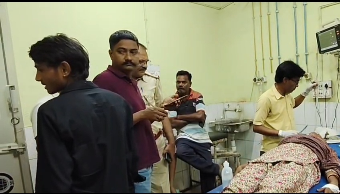 धनबाद में पति बना हैवान! मामूली विवाद में पत्नी की गर्दन पर ब्लेड से किया हमला, हालत गंभीर