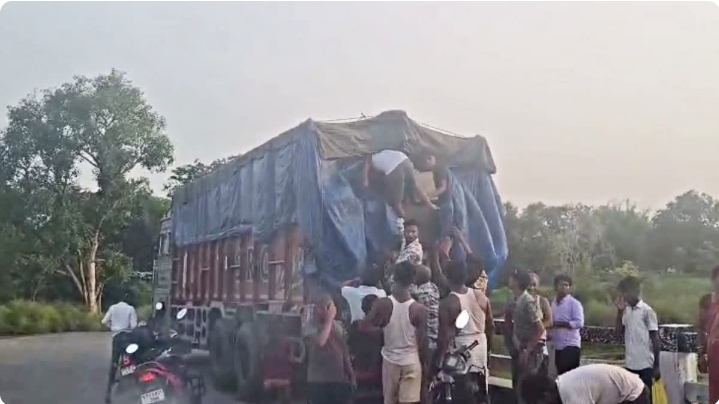 सीतामढ़ी में शराब से भरे ट्रक पर टूटी भीड़, पुलिस पहुंचने से पहले सैकड़ों लोगों ने लूट ली विदेशी शराब
