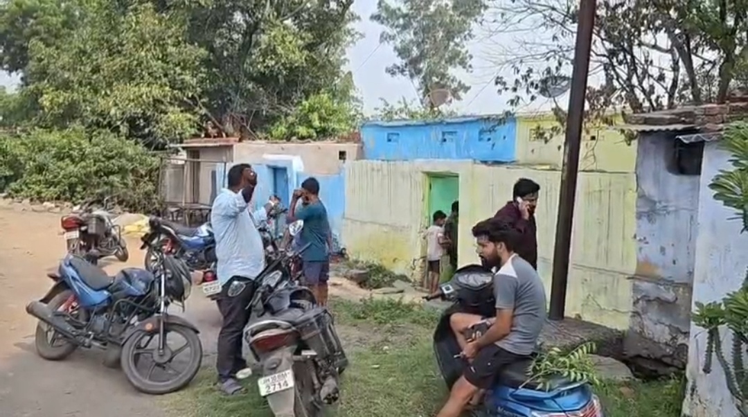 धनबाद में कृषि बाजार कर्मी के घर पर बमबाजी, देर रात धमाके से दहशत; मुख्य दरवाजा क्षतिग्रस्त