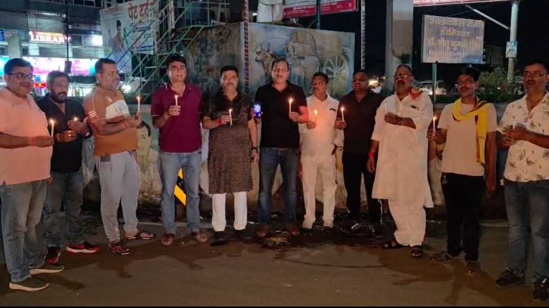भरत भूषण तिवारी को श्रद्धांजलि, विनोद बिहारी चौक पर निकाला गया कैंडल मार्च; सीबीआई जांच की उठी मांग