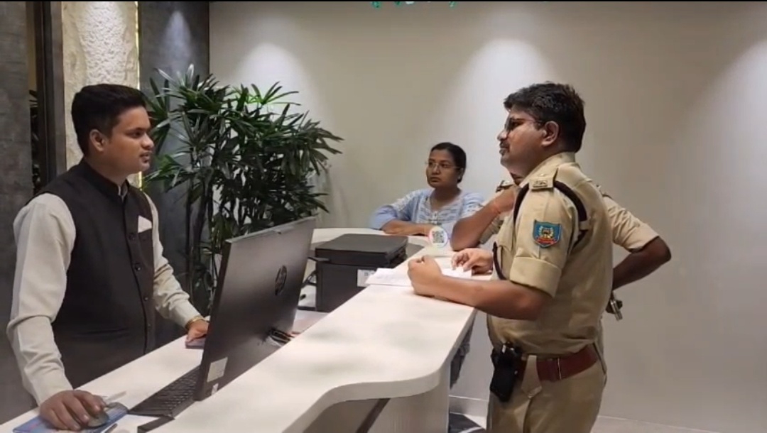 NEET परीक्षा से पहले धनबाद पुलिस अलर्ट: होटल में बिना पहचान पत्र ठहरे दो संदिग्ध युवक हिरासत में, पूछताछ जारी