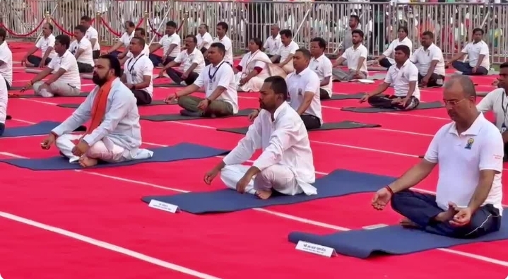 योग दिवस पर योगमय हुआ बिहार, पटना से मसौढ़ी तक हजारों लोगों ने किया सामूहिक योगाभ्यास
