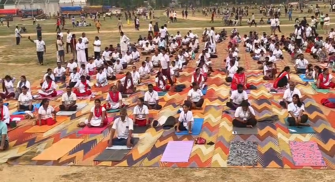 अंतर्राष्ट्रीय योग दिवस पर सैंडिस कंपाउंड में उमड़ा जनसैलाब, कृषि मंत्री विजय कुमार सिन्हा ने किया योग; स्वस्थ जीवन का दिया संदेश