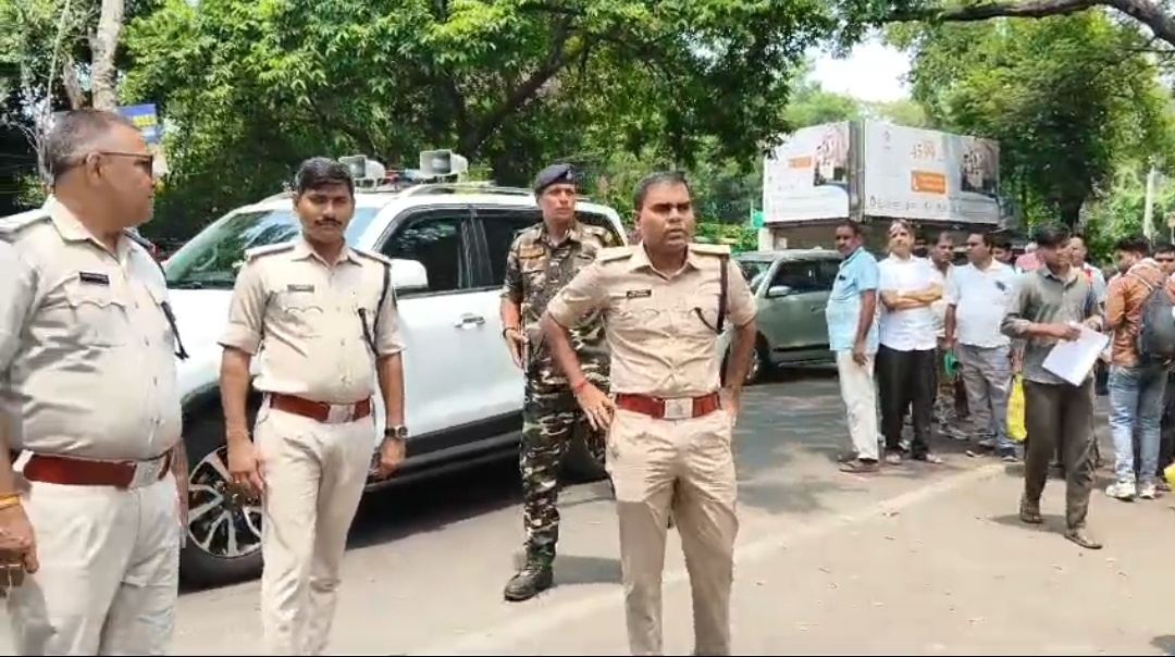 धनबाद के सात केंद्रों पर कड़ी सुरक्षा के बीच नीट यूजी पुनर्परीक्षा जारी, तीन स्तरीय जांच के बाद मिला प्रवेश