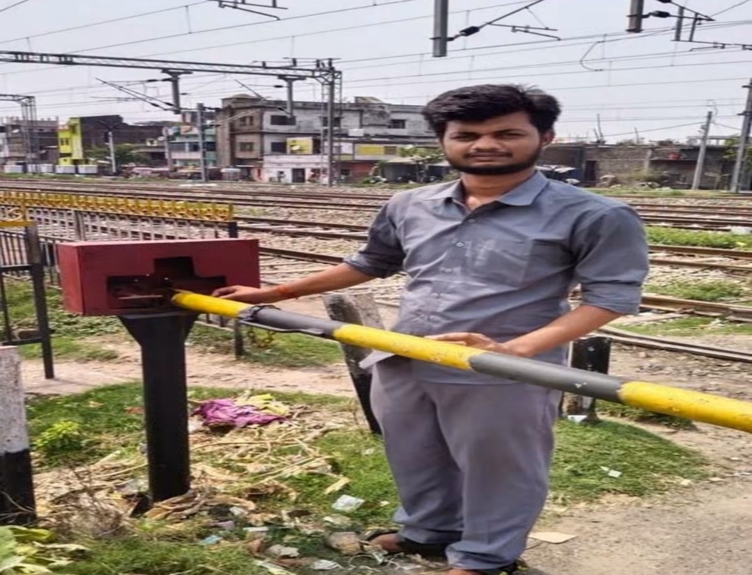 संघर्ष की मिसाल बने राजू कुशवाहा: रेलवे गेटमैन से बने DSP, 70वीं BPSC में 72वीं रैंक हासिल कर रचा इतिहास