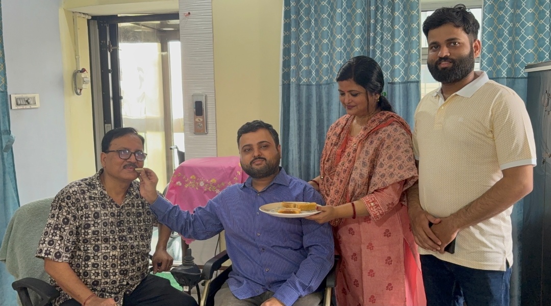 पिता बने ताकत, बेटे ने रचा इतिहास: मस्कुलर डिस्ट्रॉफी से जूझते प्रत्यूष प्रभाकर बने SDM