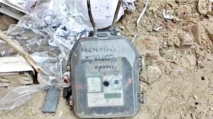 अररिया में बुलडोजर एक्शन: सरकारी जमीन से हटाया अतिक्रमण, झुग्गियों में मिले बिजली मीटर ने खड़े किए बड़े सवाल