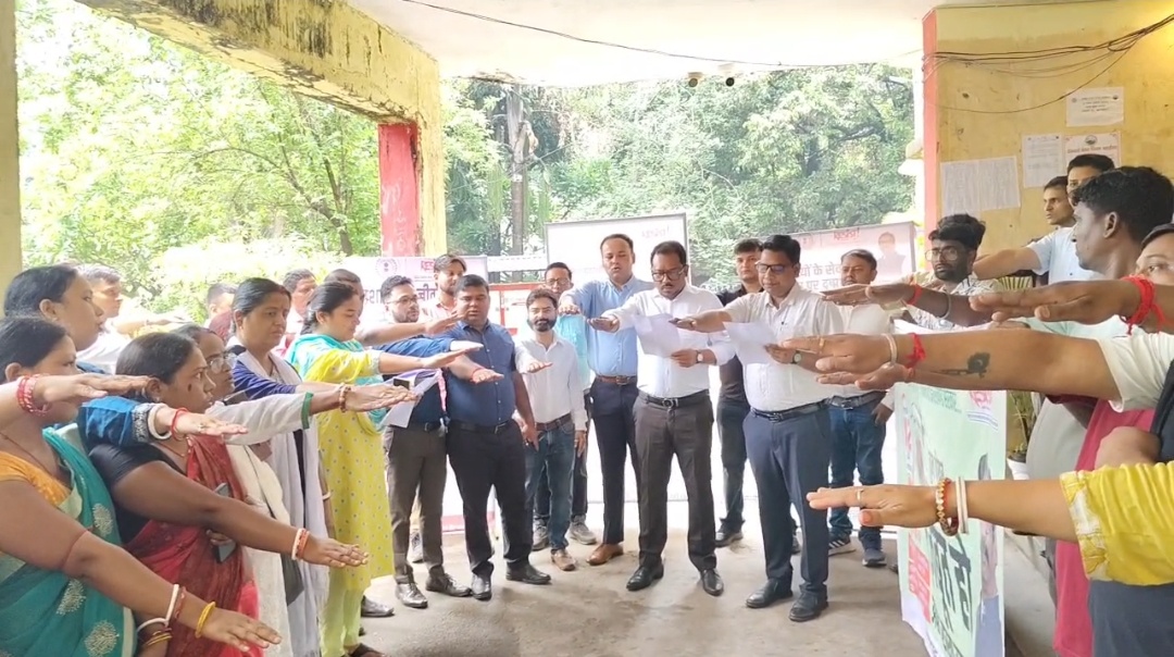 नशा मुक्त समाज की ओर धनबाद नगर निगम की पहल, मानव श्रृंखला बनाकर कर्मियों ने लिया संकल्प