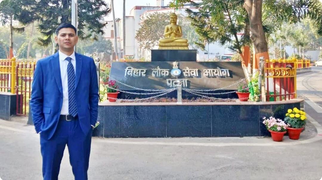 BPSC में रजनीश कुमार ने लहराया परचम, 1077वीं रैंक हासिल कर बने रेवेन्यू अधिकारी; अब UPSC पास कर डीएम बनने का सपना