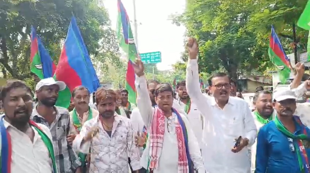 लोयाबाद कार्रवाई के विरोध में धनबाद में आजसू का शक्ति प्रदर्शन, सुदेश महतो के नेतृत्व में निकला आक्रोश मार्च