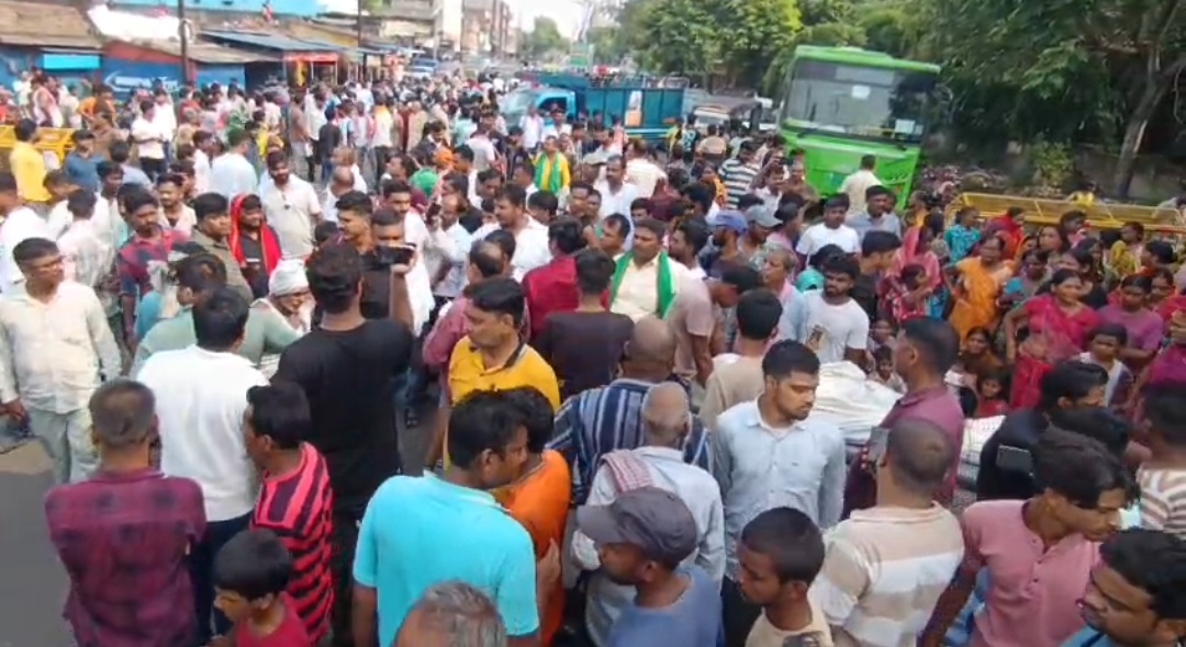धनबाद में हत्या के विरोध में बवाल, मुख्य सड़क जाम कर लोगों ने पुलिस के खिलाफ खोला मोर्चा