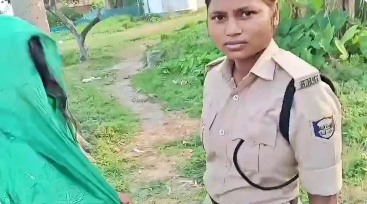 मुजफ्फरपुर में महिला शराब तस्कर की उत्पाद विभाग से झड़प, भारी मात्रा में विदेशी शराब बरामद, गिरफ्तारी का वीडियो वायरल