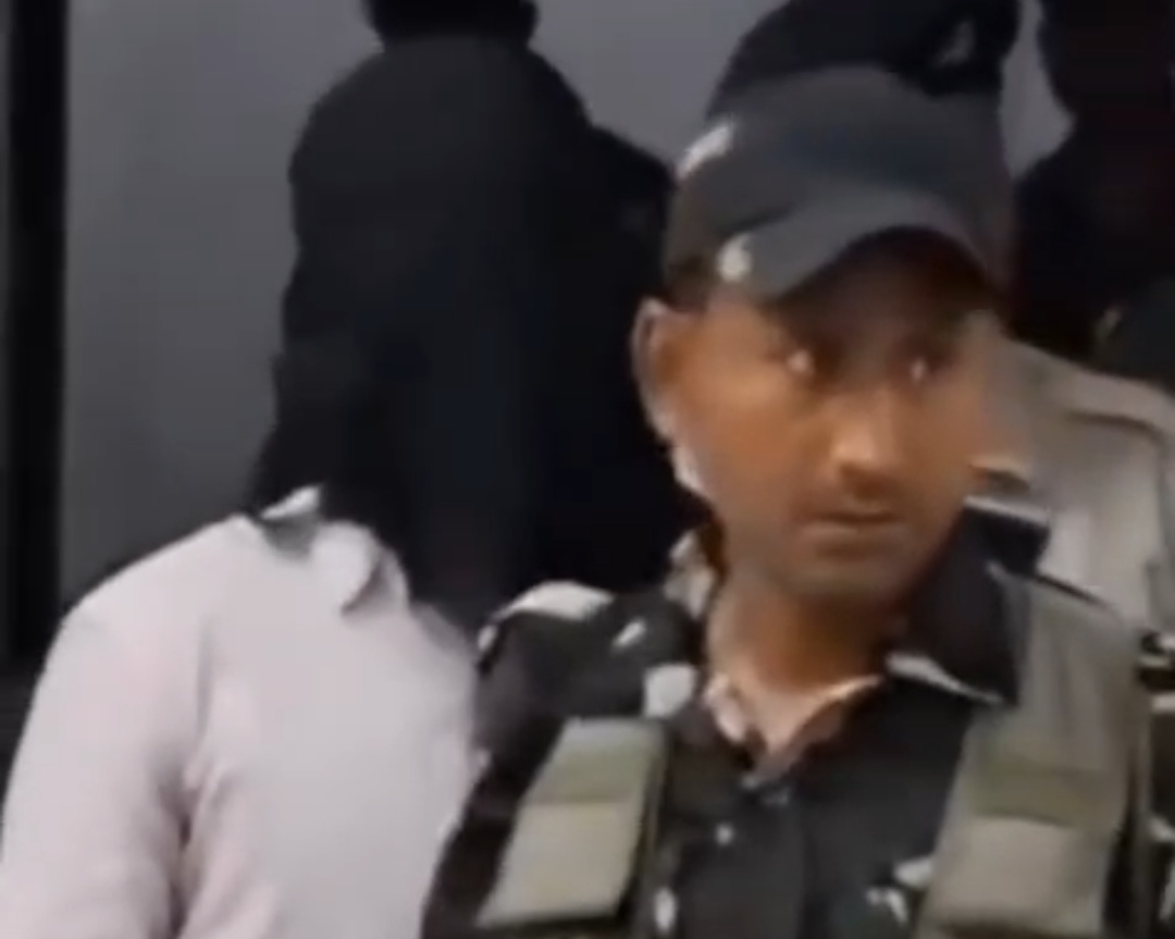 पलामू पुलिस ने किया संजय तिवारी गोलीकांड का खुलासा, भतीजा प्रीतम तिवारी गिरफ्तार; ऑटोमेटिक पिस्टल बरामद