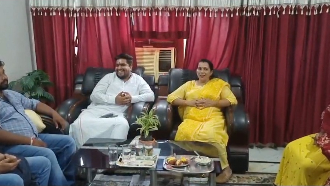 वरदान चैरिटेबल ट्रस्ट के कार्यों से प्रभावित हुए दिशा समिति सदस्य देवेश तिवारी, सड़क सुरक्षा अभियान की सराहना की