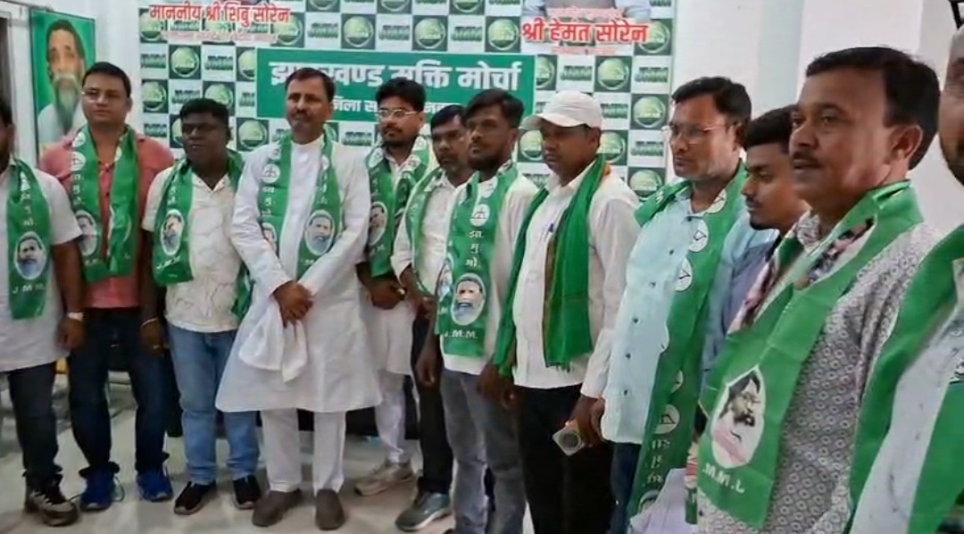 मरणोपरांत पद्म भूषण से सम्मानित हुए दिशोम गुरु शिबू सोरेन, झामुमो कार्यालय में जश्न; भारत रत्न देने की उठी मांग